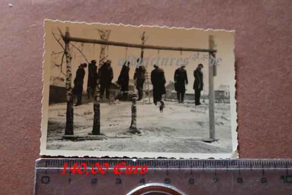 altes Foto - acht erhängte Partisanen - Russland ?  Ort ? rückseitig beschrieben